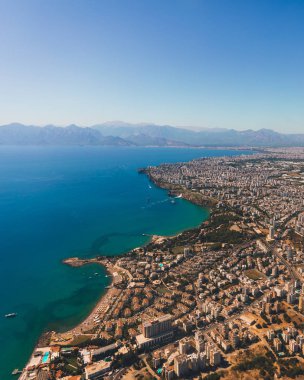 Ufukta güzel Toros Dağları ile Antalya sahilinde bir uçağın pencere görünümü, Türkiye