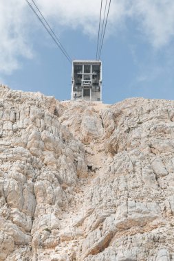 Kemer'deki Tahtalı Dağı'na giden teleferiğin üst istasyonunun inen taksiden görünümü, Türkiye