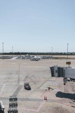 Yolcuların havaalanına gelişi için teleskopik merdiven hazırlanması.