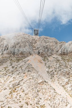 Kemer'deki Tahtalı Dağı'na giden teleferiğin üst istasyonunun inen taksiden görünümü, Türkiye