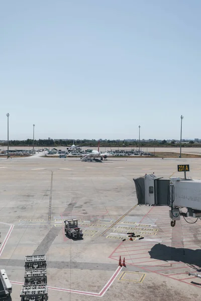 Yolcuların havaalanına gelişi için teleskopik merdiven hazırlanması.