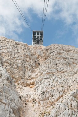 Kemer'deki Tahtalı Dağı'na giden teleferiğin üst istasyonunun inen taksiden görünümü, Türkiye