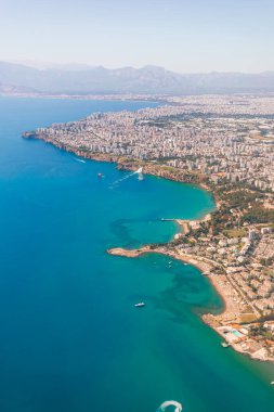 Ufukta güzel Toros Dağları ile Antalya sahilinde bir uçağın pencere görünümü, Türkiye