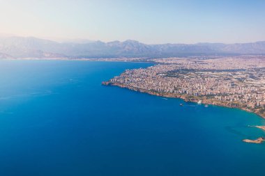 Akdeniz'in havadan görünümü ve Antalya kıyıları ve şehrin kendisi denizden, Türkiye