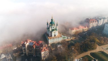 St. Andrews Kilisesi 'nin sisli havadan görünüşü, Kiev, Ukrayna