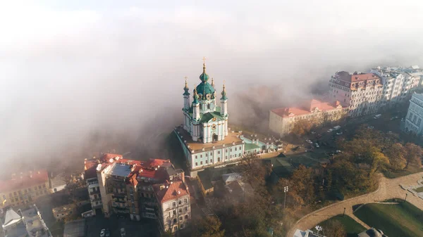 Повітряний вид церкви святого Андрія в густому тумані, Київ, Україна. — стокове фото