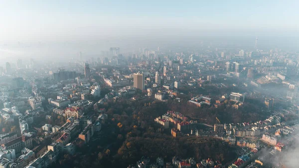 Letecký pohled na město v husté mlze — Stock fotografie