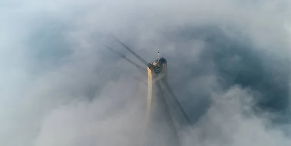 Pylon van de Noordbrug of Moskoubrug in dichte mist in Kiev, Oekraïne — Stockfoto