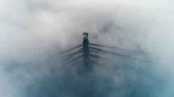 Pylône du pont Nord ou pont de Moscou dans un brouillard dense à Kiev, Ukraine — Photo