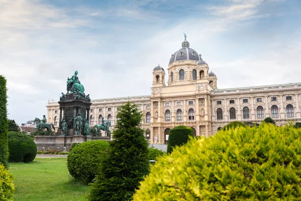 Bairro dos Museus ou Praça Maria Teresa com vista para o Museu de História Natural de Viena, Áustria — Fotografia de Stock