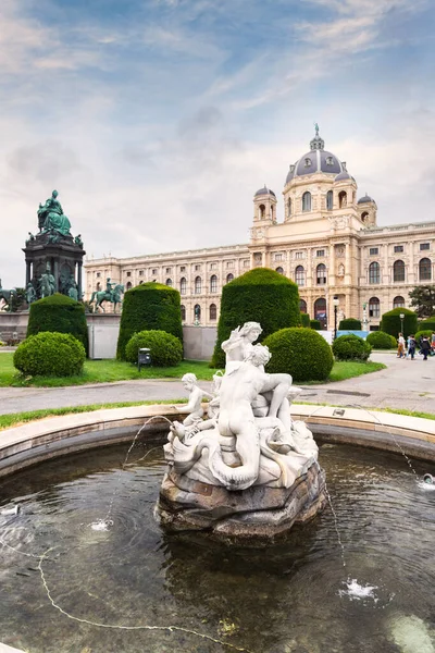 Bairro dos Museus ou Praça Maria Teresa com vista para o Museu de História Natural de Viena, Áustria — Fotografia de Stock