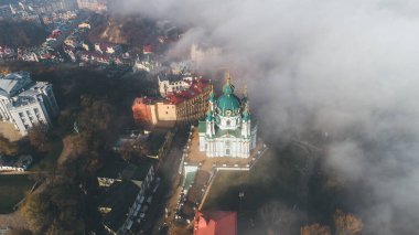 St. Andrews Kilisesi 'nin sisli havadan görünüşü, Kiev, Ukrayna