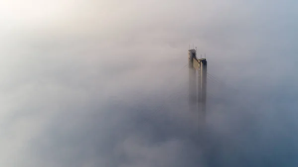 Pylon da Ponte do Norte ou Ponte de Moscou em densa névoa densa em Kiev, Ucrânia — Fotografia de Stock