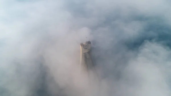 Pylône du pont Nord ou pont de Moscou dans un brouillard dense à Kiev, Ukraine — Photo