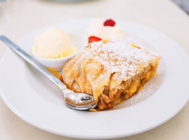 Avusturya, Viyana 'da bir kafede gerçek Viyana elmalı turta