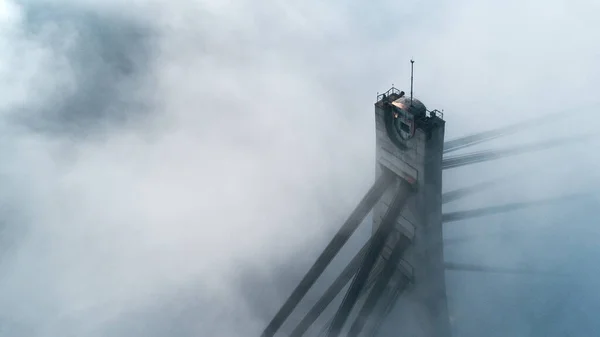 Pylon der Nordbrücke oder Moskauer Brücke in dichtem Nebel in Kiew, Ukraine — Stockfoto