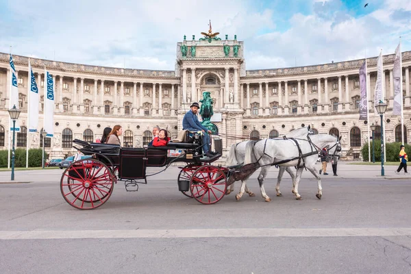 Palacio de Hofburg y Heldenplatz con un carro de paso con un par de caballos, Viena, Austria — Foto de Stock