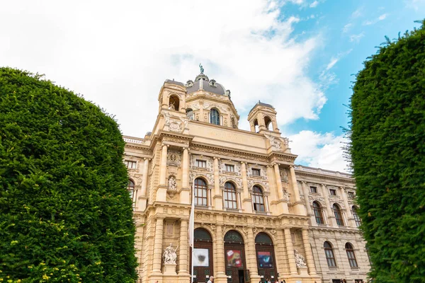 Museumsquartier oder Maria-Teresa-Platz mit Blick auf das Naturkundemuseum in Wien, Österreich — Stockfoto