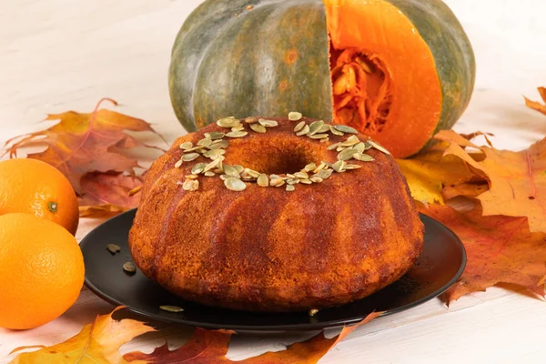 Gâteau à la citrouille Poured avec sirop d'orange — Photo