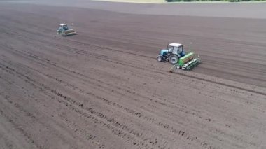 Dairesel uçuş iki traktör birbiri ardına alanın karşısındaki sürüş havadan görünümü