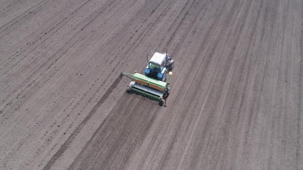 Luchtfoto van tractoren rijden over het veld — Stockvideo