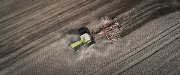 Agricoltori che coltivano. Il trattore fa la lavorazione verticale. Vista aerea — Foto Stock