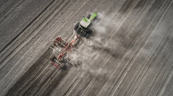 Agricultores cultivando. El tractor hace labranza vertical. Vista aérea —  Fotos de Stock