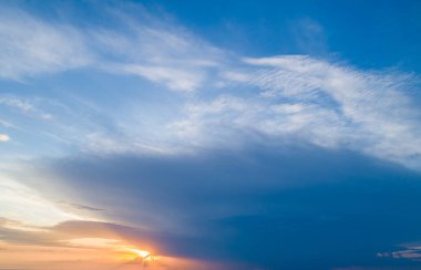 Çok renkli bulutlu gün batımı gökyüzü