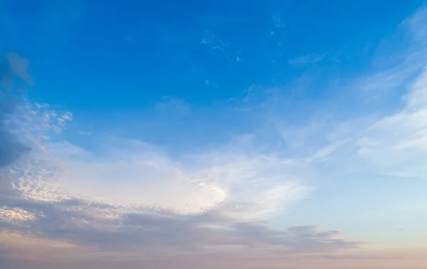 Zachód słońca niebo z wielobarwnych chmur — Zdjęcie stockowe