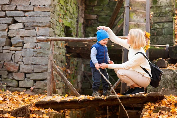 Šťastná žena se synem procházky v podzimním parku — Stock fotografie