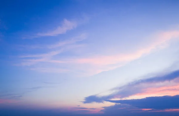 Cielo al tramonto con nuvole multicolore — Foto Stock