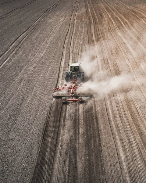 Agricultores a cultivar. Trator faz o preparo vertical. Vista aérea — Fotografia de Stock