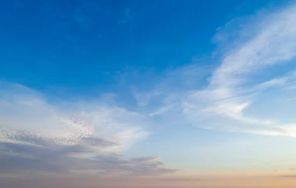 Zachód słońca niebo z wielobarwnych chmur — Zdjęcie stockowe