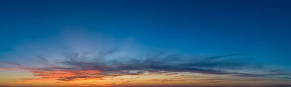 Grande panorama com céu por do sol com nuvens multicoloridas — Fotografia de Stock