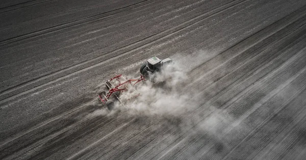 栽培農家。トラクターは垂直傾斜を作ります。空中風景 — ストック写真