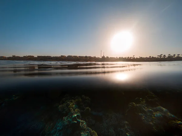 Superficie e costa dell'acqua al tramonto. — Foto Stock