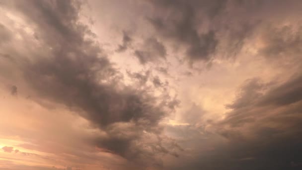 Cielo violeta azul anaranjado al atardecer antes de la lluvia. Timelapse de un hermoso cielo nublado. — Vídeos de Stock