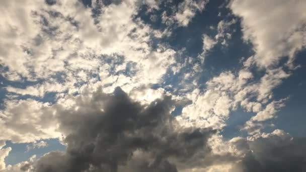 Záznam zamračené oblohy během dne. Krásné mraky na modré obloze. Včasná záře oblačné oblohy s brodícími se mraky. — Stock video