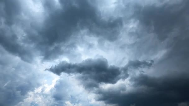 Cielo blu scuro prima della pioggia. Timelapse di un bel cielo nuvoloso. — Video Stock