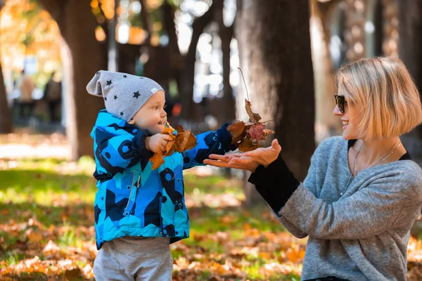 Petit garçon avec sa mère dans le parc en automne — Photo