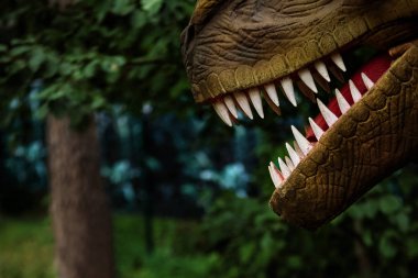 Bir Mekatronik dinozor ile JAWS keskin dişleri ormandaki