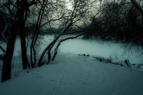 冬天的早晨 冰雪下有脚印的河滨和冰冻的河流 Twilignt — 图库照片