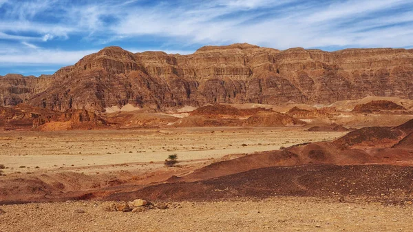 Rode bergen in de Negev-woestijn — Stockfoto