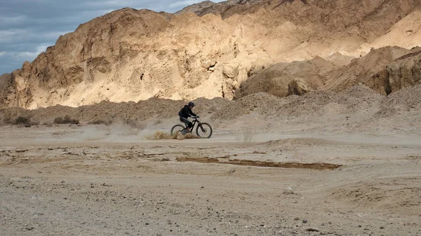 Mountain Biker Riding in a Desert — Stock Photo, Image