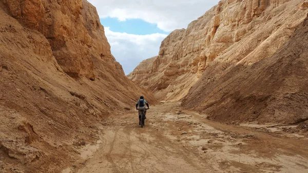 Bicyclist Riding in the Negev Desert — Stock Photo, Image