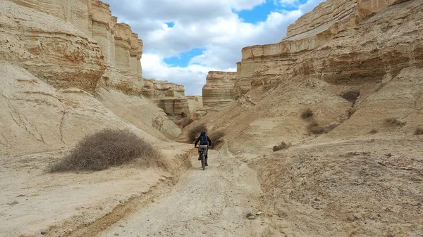 Bicyclist Riding in a Desert — Stock Photo, Image