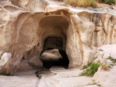 Antik mağara güvercinlik girişi
