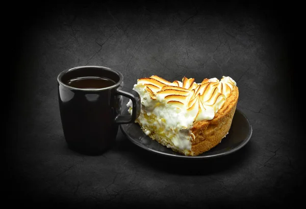 Черная чашка кофе и торт — стоковое фото