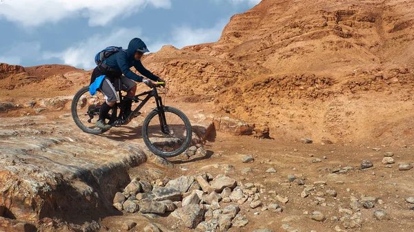 Mountain Biker Equitação em um deserto israelense — Fotografia de Stock