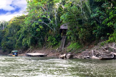 Peru köyünde eski teknelerle sahil